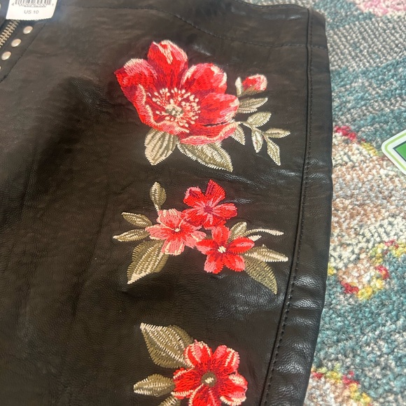 American Eagle black faux Leather Skirt with Red Floral Embroidery size 10 - Picture 3 of 6